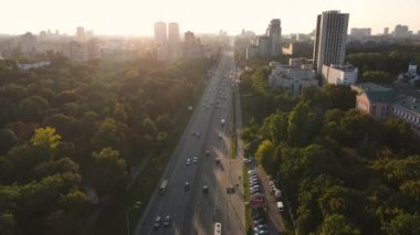 Bogomolets Ulusal Tıp Üniversitesi binası ve Zafer Bulvarı veya Peremohy Prospekt, Kyiv, Ukrayna insansız hava aracı görüntüsü