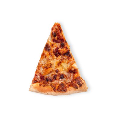 Beyaz üzerine izole edilmiş bir dilim Hawaii pizzası. Hawaii pizzasının en iyi manzarası. İtalyan yemeği, sokak yemeği, fast food, fast food.