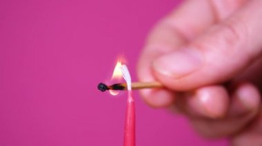 Lightning 'e yakın bir doğum günü pastasında mum. Pembe ya da morumsu mum yakın. Tam HD çözünürlük yavaş çekim mutlu yıllar veya yıldönümü videosu