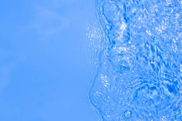 Texture sérique en gros plan. Fond clair gel liquide bleu. Échantillon de produit de soins de beauté transparent. Cosmétique clair crème liquide tache. Bannière d'échantillon de produit de soins de la peau transparente avec espace de copie. — Photo