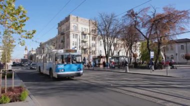 Vinnitsa, Ukrayna 'nın merkez caddesi ve eski mavi tramvay ve tramvay manzarası