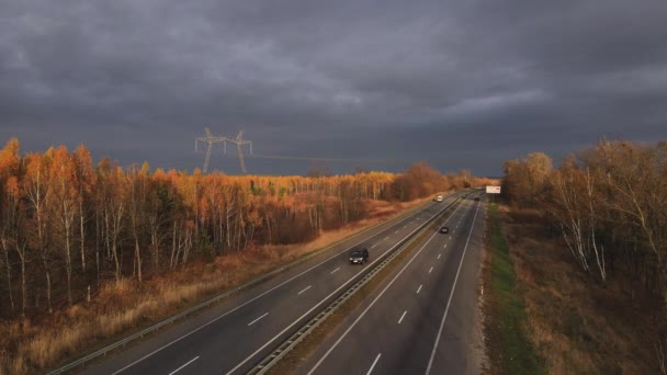 Kyiv, Ukrayna - 30 Ekim 2021: İHA ya da hava aracı rotasında, sürücü arabaları, sonbahar ağaçları ve dramatik gökyüzü. 4K çözünürlük videosu. — Stok video