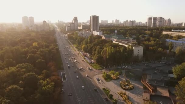 Drone vista aérea sobre Kiev Zoo, Bogomolets National University Medical e Victory Avenue ou Peremohy Prospekt, Kiev, Ucrânia — Vídeo de Stock