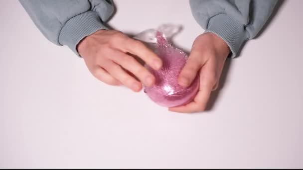 Brincadeira de mão com peixe rosa Squeeze Hand Wrist Exercício Brinquedo Antistress. Brinquedo de alívio de estresse isolado no fundo branco. Vídeo de resolução 4k — Vídeo de Stock