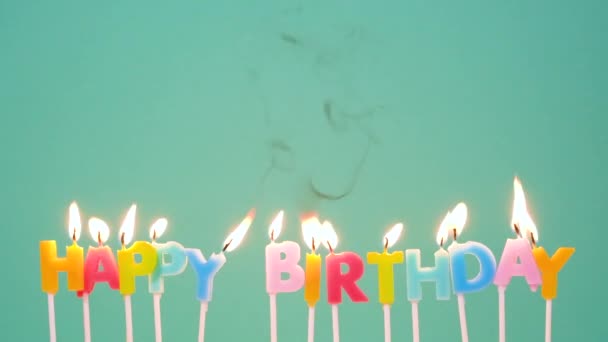 Wszystkiego najlepszego z okazji urodzin Wykonane z palących się kolorowych świec na niebieskim lub turkusowym tle. Zwolnij w pełnym ruchu wideo HD. Wszystkiego najlepszego z okazji urodzin — Wideo stockowe