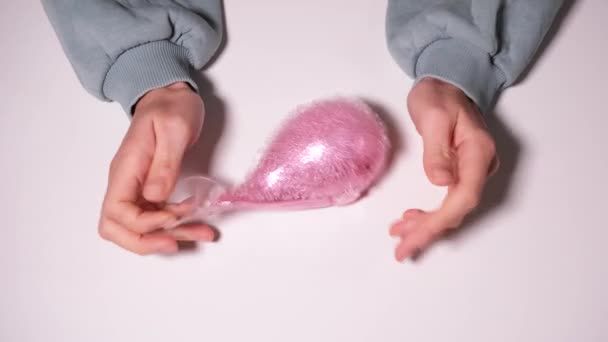 Παιχνίδι με το χέρι με Squeeze ροζ ψάρια χέρι καρπό άσκηση αντι στρες παιχνίδι. Αγχος παιχνίδι ανακούφισης απομονώνονται σε λευκό φόντο. Βίντεο ανάλυσης 4k — Αρχείο Βίντεο