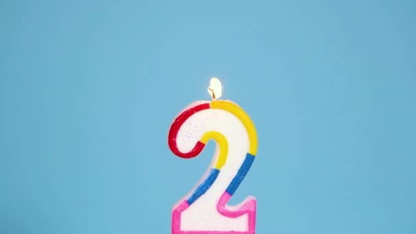 Aniversario de la bandera de vídeo con la quema de colorido número dos vela sobre fondo azul. Banner de aniversario de resolución 4K — Vídeos de Stock