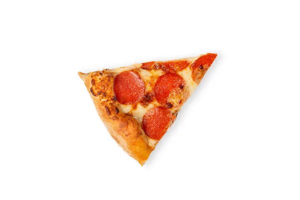 Кусок пиццы пепперони, изолированный на белом. Вид сверху на пиццу из бумаги. Концепция итальянской кухни, уличной еды, фаст-фуда, быстрого укуса. — стоковое фото