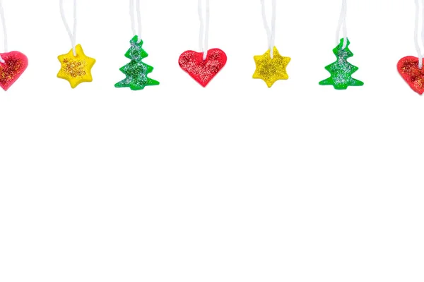 Ghirlanda con albero di Natale fai da te, stella e cuore realizzati in plastica rossa, gialla e verde. Banner di Natale o Capodanno con spazio di copia. Concetto di mestiere di plastilina — Foto Stock