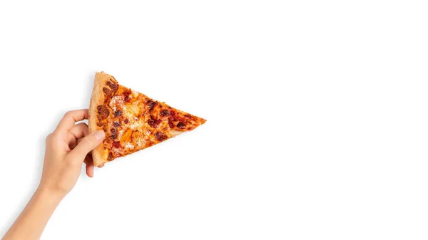 O felie de pizza cu pepperoni în mână izolată pe alb. Cea mai bună vedere la pizza cu paperoni. Concept pentru mâncare italiană, mâncare stradală, fast-food, mușcătură rapidă. Banner cu spațiu de copiere — Fotografie, imagine de stoc