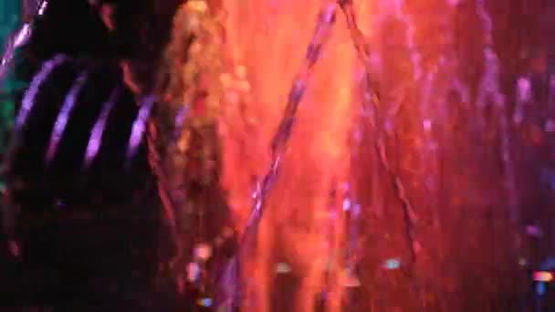 Барвисте шоу танцювального фонтану з лазерним світлом. Танцюючий фонтан з кольоровими водяними струменями повільний рух повний HD відео — стокове відео