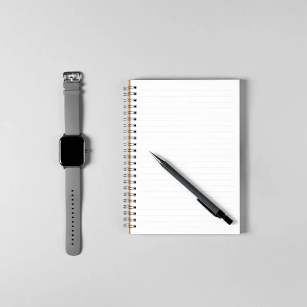Bloco de notas, relógio, caneta isolada sobre fundo cinza claro. Bloco de notas com espaço de cópia. Escritório, negócios, estilo discreto. — Fotografia de Stock