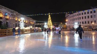 İnsanlar yeni yıl ve Noel tatili için paten sahasında süsleme yapıyorlar. 4K çözünürlük videosu