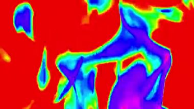 Yangının veya alevlerin termal görüntüleme videosu. Soyut kızılötesi termal alev ya da yangın silueti ısı taraması, modern teknoloji detayları. termal kamera efekti