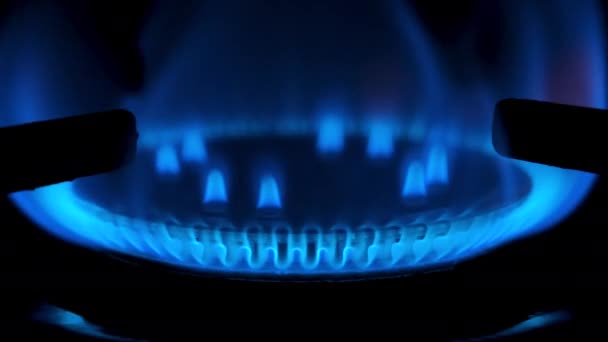 Kuchenka gazowa jest włączana na czarnym tle. Koncepcja deficytu gazu ziemnego. Rozdzielczość wideo 4K — Wideo stockowe