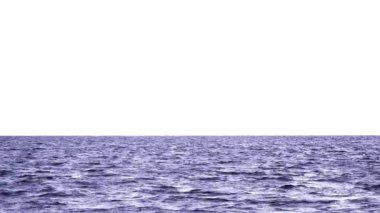 Güzel bir güneş yansıması ile sakin bir deniz ya da okyanus manzarası. Sonsuz deniz suyunun manzarası, üzerinde beyaz ile izole edilmiş. Mor videoda tonlanmış. Kopyalama alanı olan pankart.