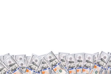 100 dolarlık banknotlar beyaz arka planda sallanıyor. Kopya alanı olan parayla ilgili pankart