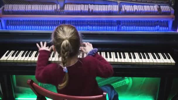Little girl studying to play the piano at School of Music. Kid playing piano. 4k resolution video. — Video