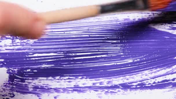 Primer plano del artista sosteniendo pincel de pintura y dibujo gouache pintura. Pintura de cuadros púrpura o violeta sobre lienzo. Vídeo de resolución 4k — Vídeos de Stock