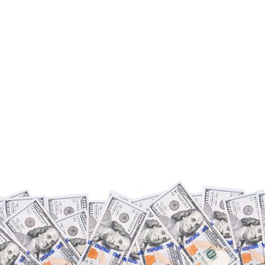 100 dolarlık banknotlar beyaz arka planda sallanıyor. Kopya alanı olan parayla ilgili pankart