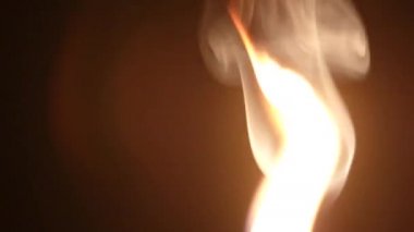 Yakma kibriti. Yanma eşleşmesinin tam HD yavaş çekim videosu siyah arkaplanda izole edildi