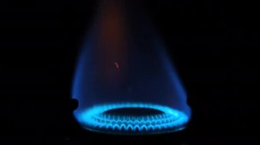 Gaz sobası siyah arka planda izole edilmiş. Doğal gaz açığı kavramı. 4K çözünürlük videosu