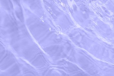 Mor şeffaf yüzme havuzu suyunun üzerindeki ışığın yüzeyi. Soyut dalgalı arka plan. Güneş ışığı pankartıyla su dalgaları. Yılın 2022 renginde moda afişi.