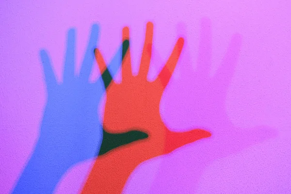 Ombres colorées d'une main dansant sur la musique. Exposition interactive au musée des sciences — Photo