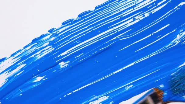 Zbliżenie artysty trzymającego pędzel i malującego gwasz. Malowanie niebieskich kwadratów na płótnie. 4k rozdzielczość wideo — Wideo stockowe