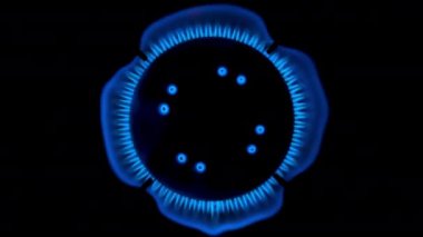 Gaz sobası siyah arka planda izole edilmiş. Doğal gaz açığı kavramı. Üst Manzara. 4k çözünürlük videosu