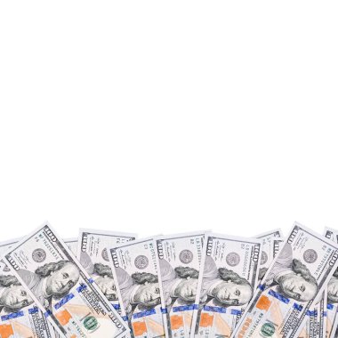 100 dolarlık banknotlar beyaz arka planda sallanıyor. Kopya alanı olan parayla ilgili pankart