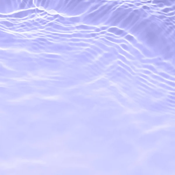 Чистий водний фон басейну, тонований фіолетовим кольором з сонячними променями на ньому. Демонстрація кольору 2022 року — стокове фото