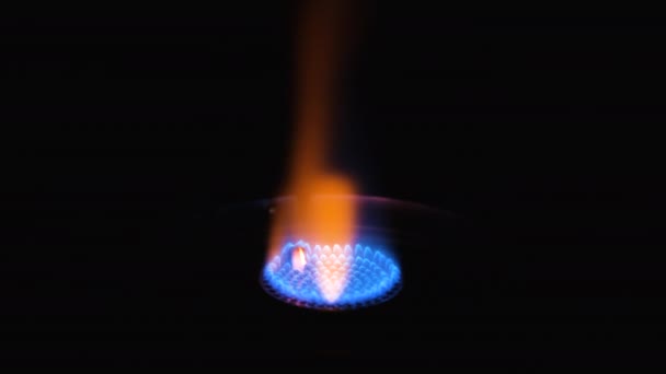 Estufa de gas encendida aislada sobre fondo negro. Concepto de déficit de gas natural. Vídeo de resolución 4K — Vídeos de Stock