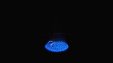 Gaz sobası siyah arka planda izole edilmiş. Doğal gaz açığı kavramı. Tam HD yavaş çekim videosu.