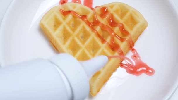 Close up view on home made heart-shaped waffle top with syrup φράουλα Ρομαντικό πρωινό για την ημέρα του Αγίου Βαλεντίνου. — Αρχείο Βίντεο