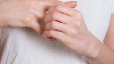 Çok üzgün ve duygusal bir kadın alyansını çıkarıyor. Boşanma, ayrılma, ihanet kavramı.