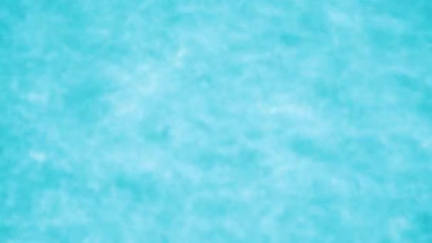 Mycket defocused Utsikt över lugnt hav eller hav med vacker kvällssol reflektion. Ljusblått vatten. 4k upplösning video — Stockvideo