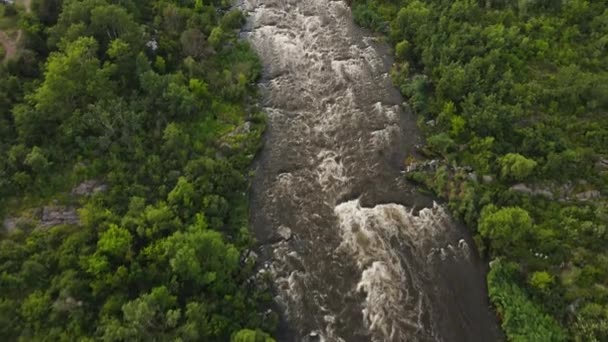 드론 위높은 곳에 아름다운 강에 급류와 폭포가 있는 항공 사진 이 있다. 극단적 인 레이빙 개념. 뗏목을 타고 강에서 뗏목을 타고 있는 사람들. — 비디오