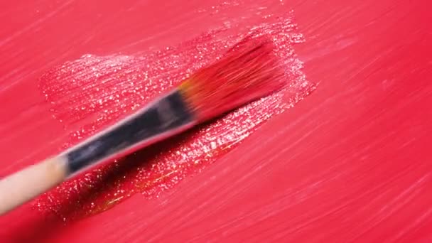 Close-up zicht op de kunstenaar die een fel roze of framboos oppervlak met een glanzende afwerking jas. 4K resolutie video. — Stockvideo