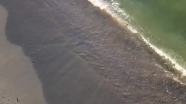 波のパターンが美しい嵐の海や海の上の空中ビュー。夏の日に無限のアクアマリン海の水の風景ビュー。ビーチ沿いを飛行するドローン. — ストック動画