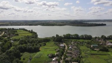 Güzel bir nehir, güney böceği, küçük bir köy, yeşil tarlalar ve çiftlikler..