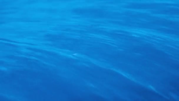 Sparkling ξεχειλίζει μπλε διαφανές νερό σε υδρομασάζ ή πισίνα. Slow πρόταση Video banner full HD ανάλυση. Διακοσμητικό jet ή καταρράκτη του νερού στην πισίνα. — Αρχείο Βίντεο