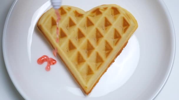 Nahaufnahme Der Hausgemachten Herzförmigen Waffel Mit Erdbeersirup Romantisches Frühstück Zum — Stockvideo