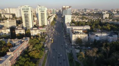 Ukrayna 'nın Kiev kentindeki trafiğin hava veya insansız hava aracı görüntüsü. İnsansız hava aracı Peremohy 'nin ya da zafer caddesinin üstündeki şehir merkezine doğru uçuyor.