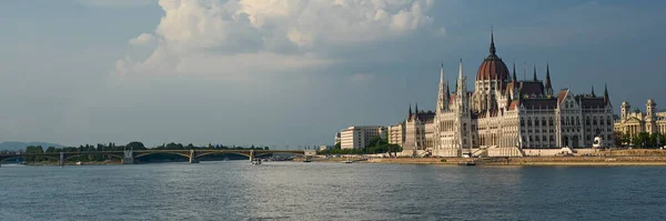 Ampia panoramica dell'edificio del Parlamento e del fiume Danubio a Budapest, Ungheria — Foto Stock