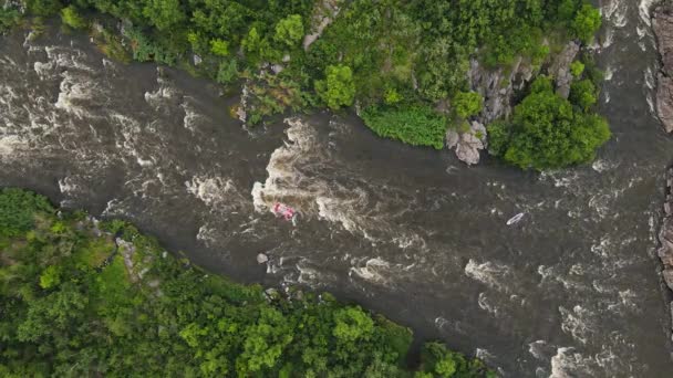 드론 위높은 곳에서는 급류와 폭포가 있는 아름다운 빠른 강에서 공중을 볼 수있다. 극단적 인 레이빙 개념. 뗏목을 타고 강에서 뗏목을 타고 있는 사람들 — 비디오