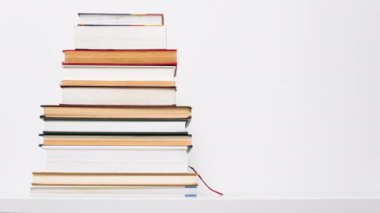 Beyaz arka planda izole edilmiş büyüyen ve küçülen kitap yığınının hareket animasyonunu durdur. Eğitim ya da öğrenme kavramı