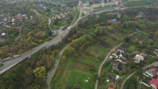 Letecký pohled na starověký hrad Kamianets-Podilskyi a krásné město Kamianets-Podilskyi, Ukrajina. — Stock video