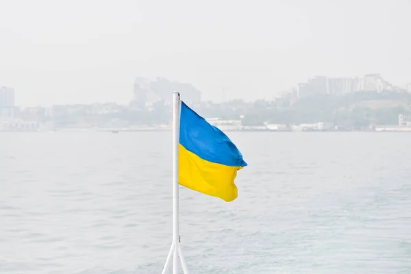 Vlag van Oekraïne of Oekraïense vlag op de achtergrond van de rivier de Dnjepr en Kiev stad, hoofdstad van Oekraïne — Stockfoto