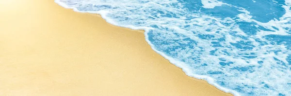 Mélykék víz, hullámok és homokos strand. Gyönyörű tengerpart. Hosszú transzparens fénymásolási hellyel. Felülnézet. — Stock Fotó